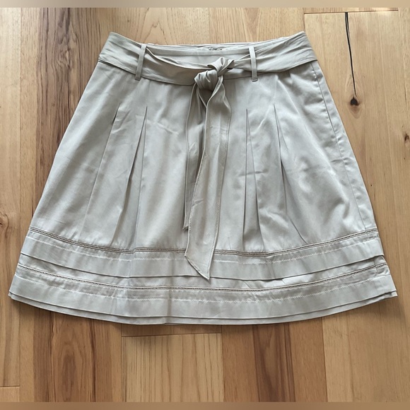 White House Black Market Dresses & Skirts - White House Black Market Pleated Khaki Belted Skirt, Size 6.